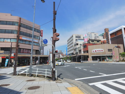 八幡町交差点西側1