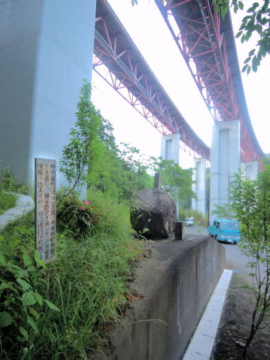 高架下に道標